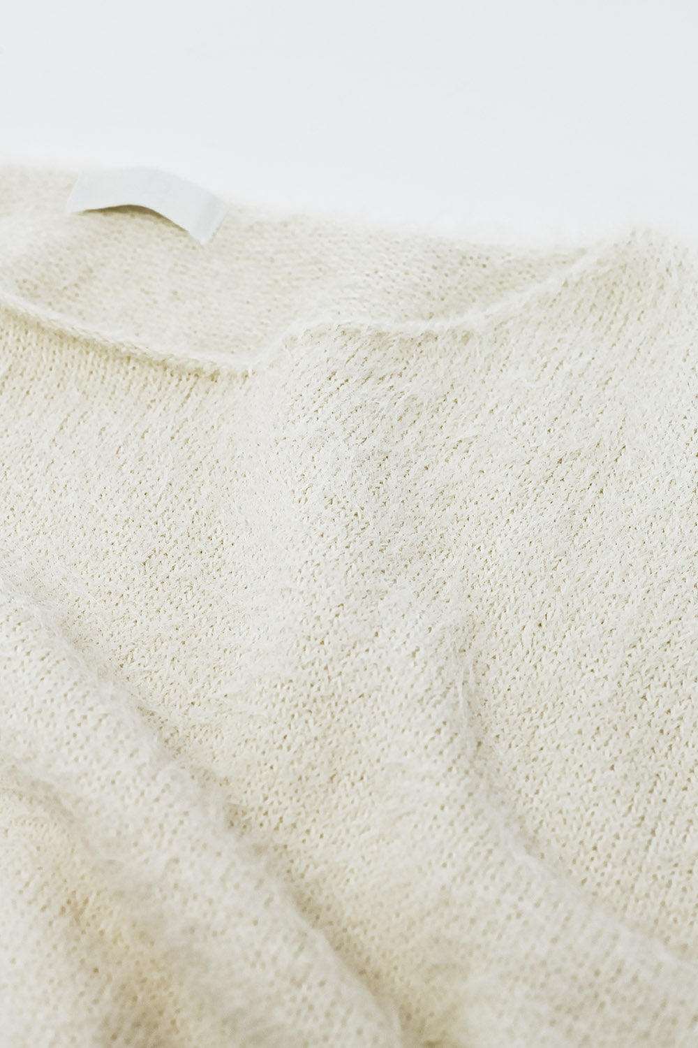 pull cropped fluffy en crème ajusté à la taille