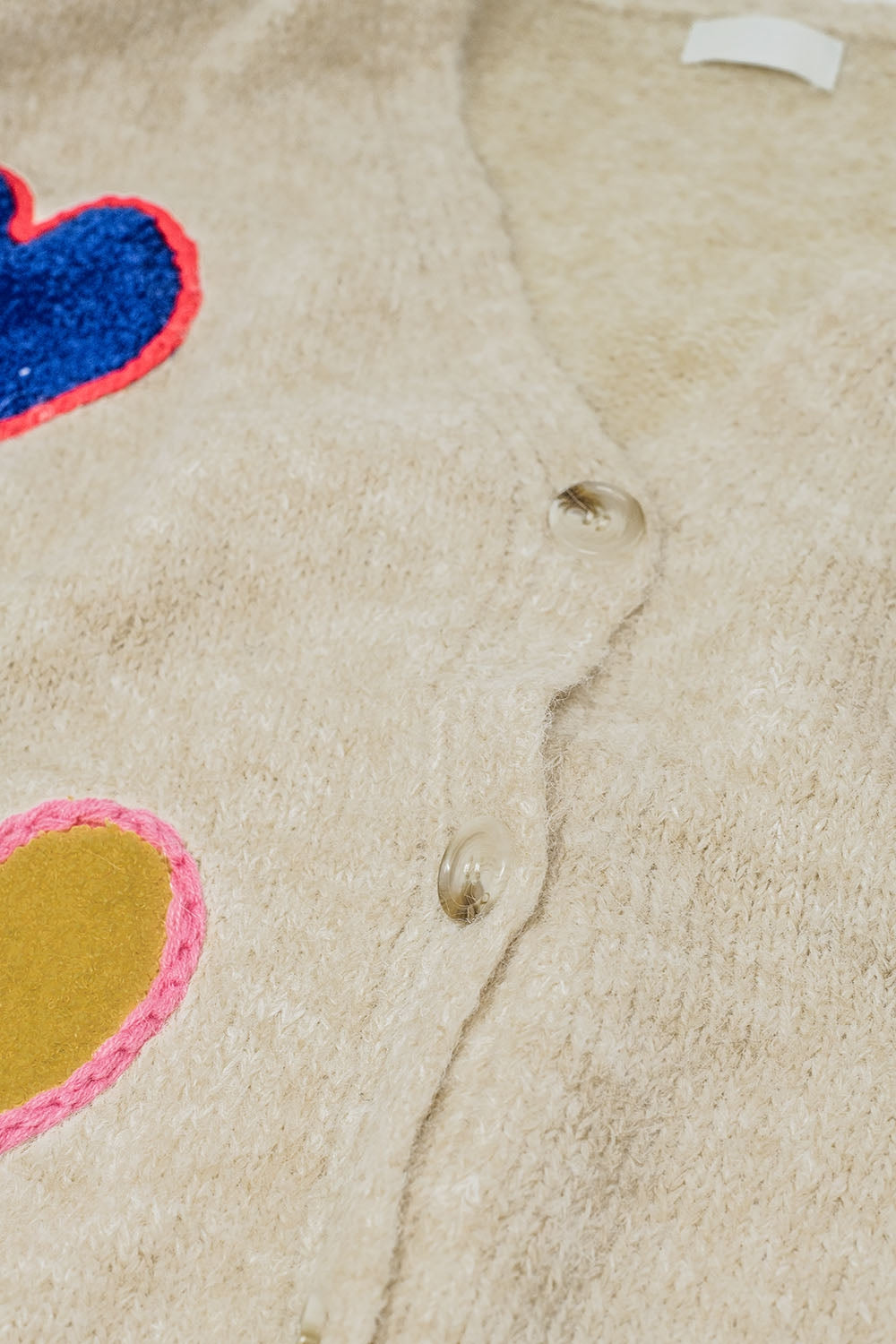 Cardigan en maille beige avec cœurs brodés