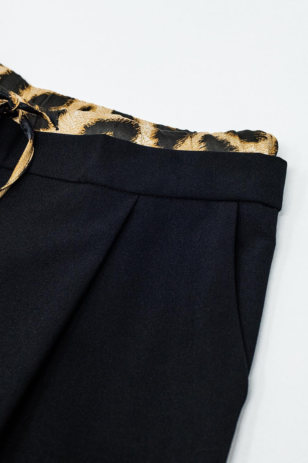 Pantalon long noir à plis avec détail léopard à la taille