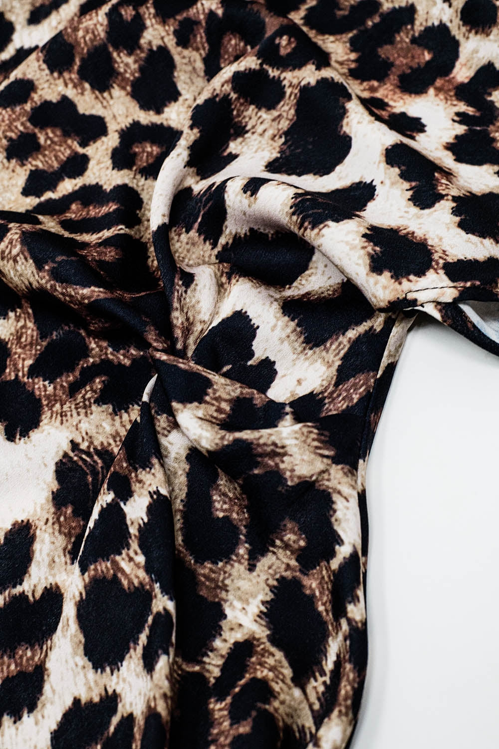 Robe longue à imprimé léopard avec détail noué à la taille