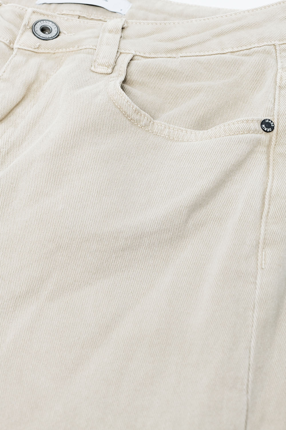 Pantalon à jambe droite et ourlet court en beige foncé