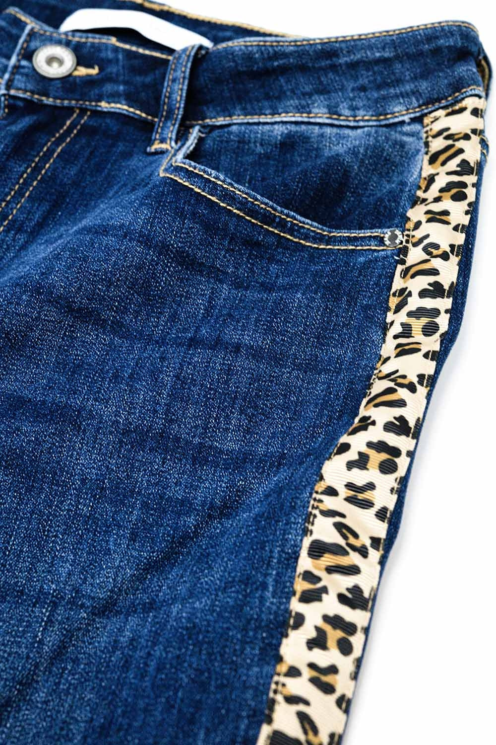 Jeans à jambe large avec rayures léopard sur le côté
