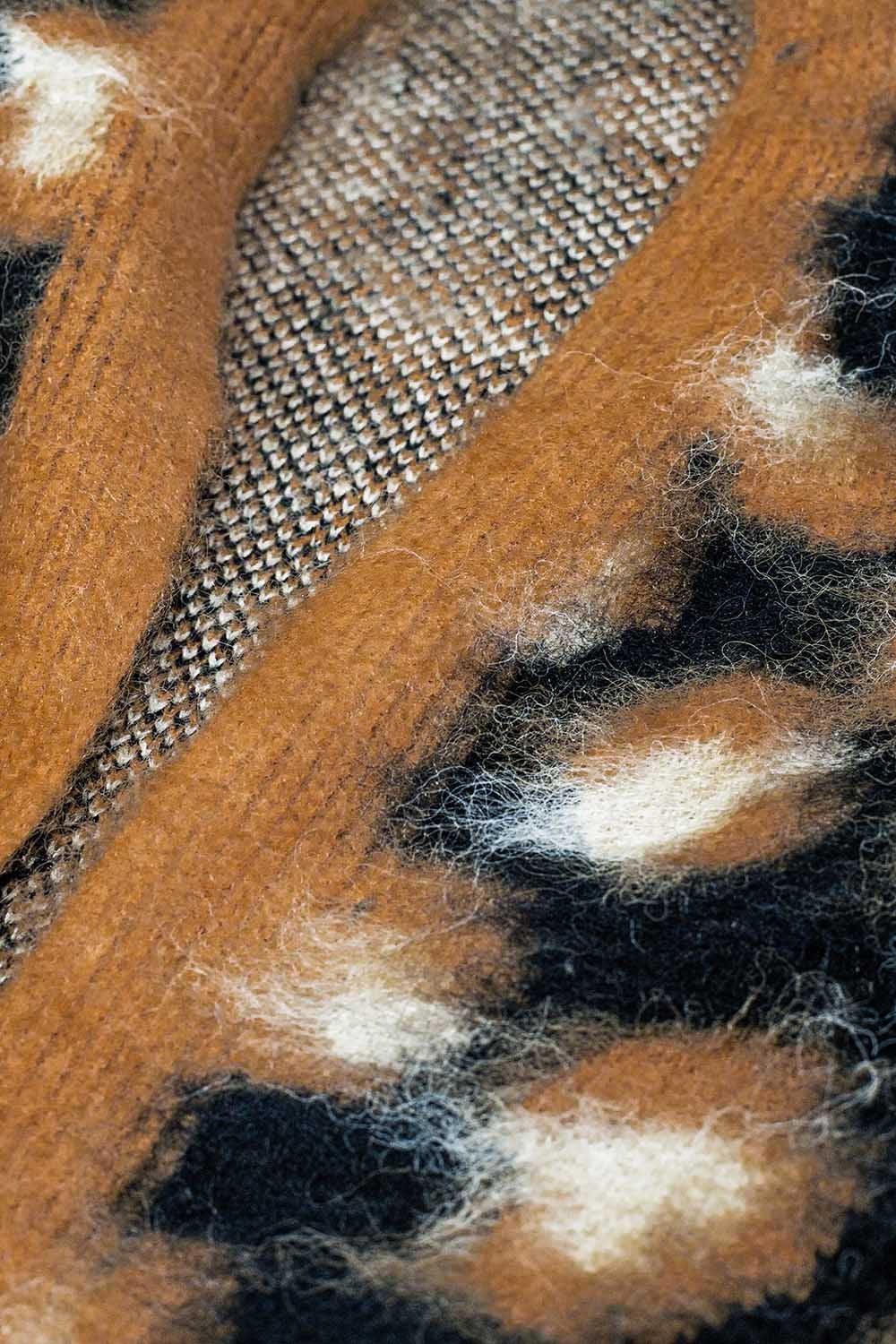 cardigan noir imprimé léopard en tissu tricoté avec de la laine