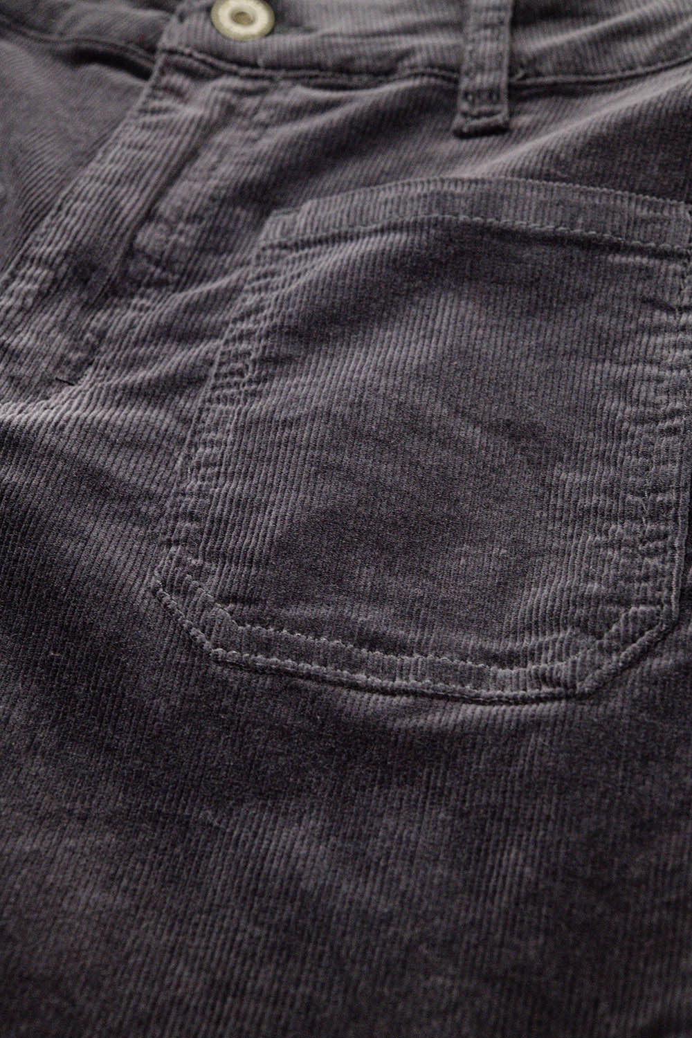 Jeans à jambe droite en velours côtelé gris foncé avec poches