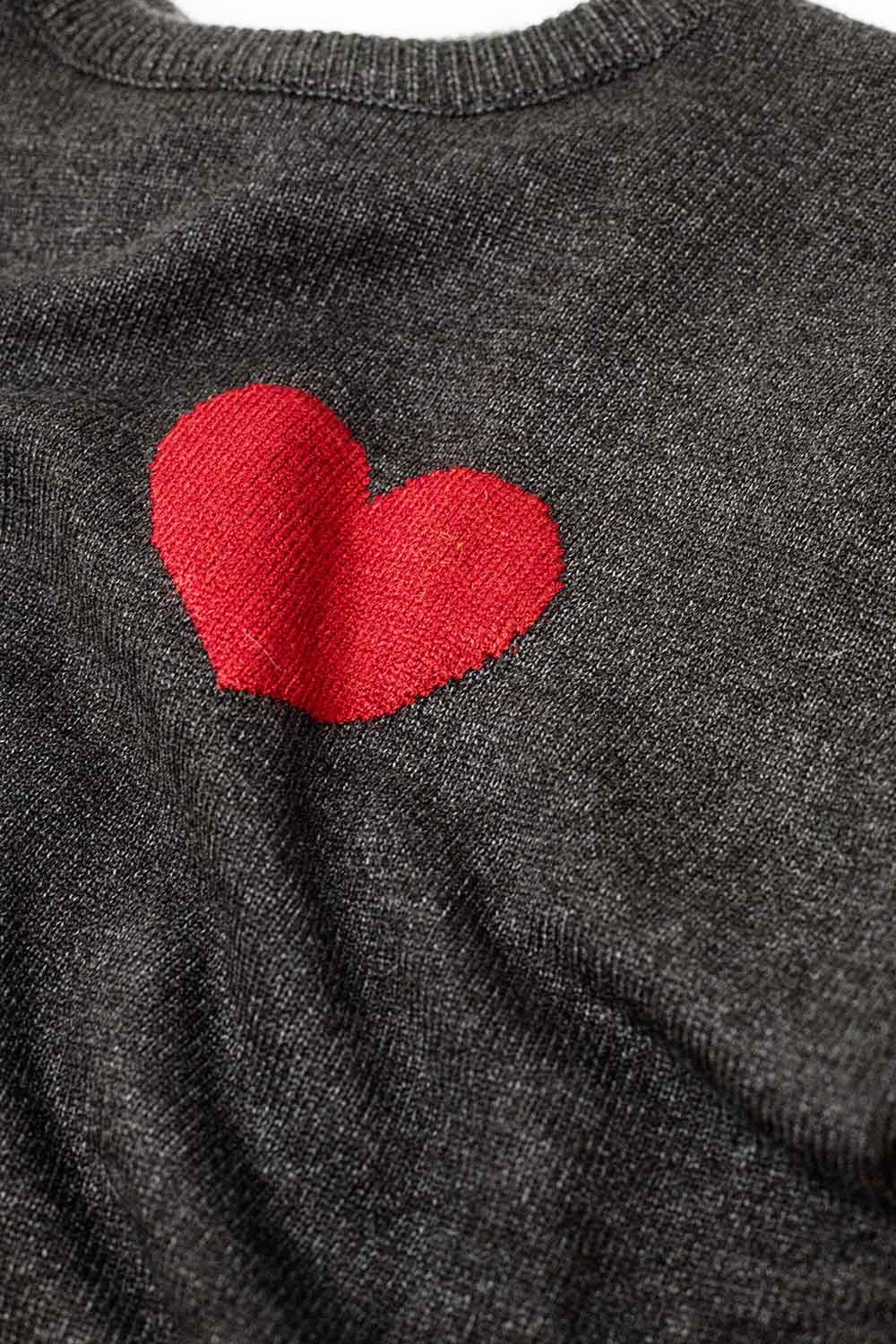 pull-over gris carbone avec détails en forme de cœur rouge