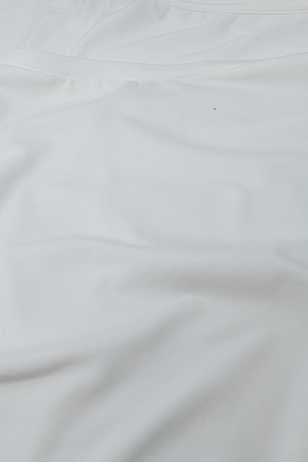 T-shirt blanc en tissu fin et extensible avec un col bateau