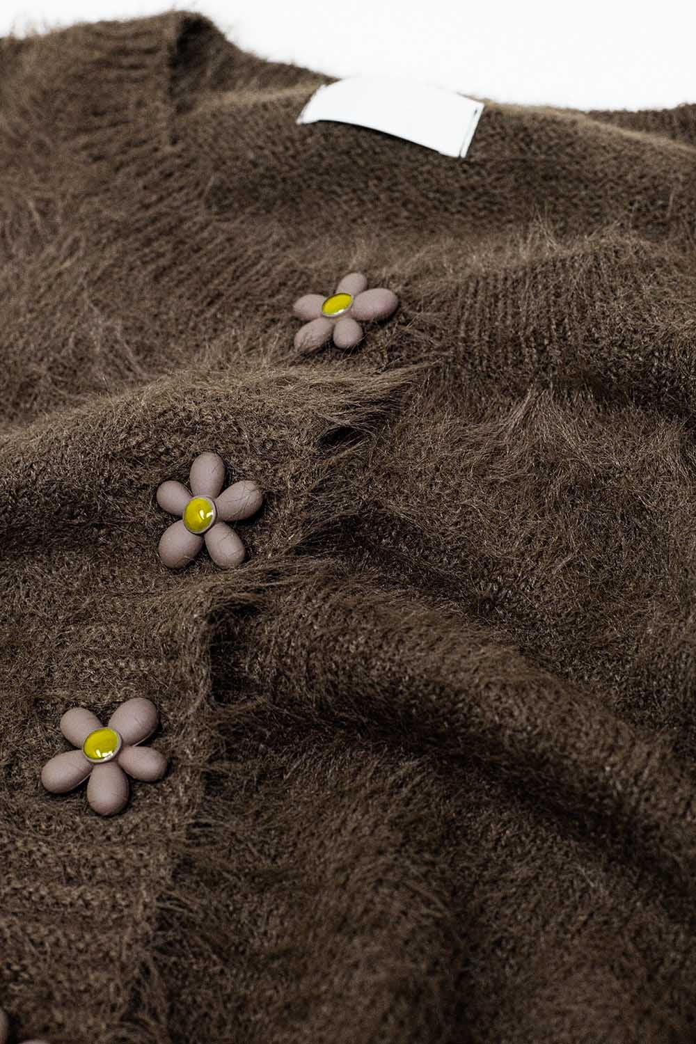 Cardigan court et moelleux de couleur marron avec des boutons en forme de fleurs