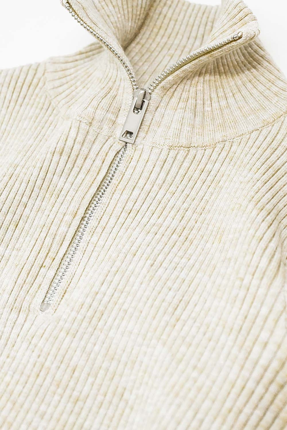 pull-over ajusté en côtes crème avec fermeture éclair