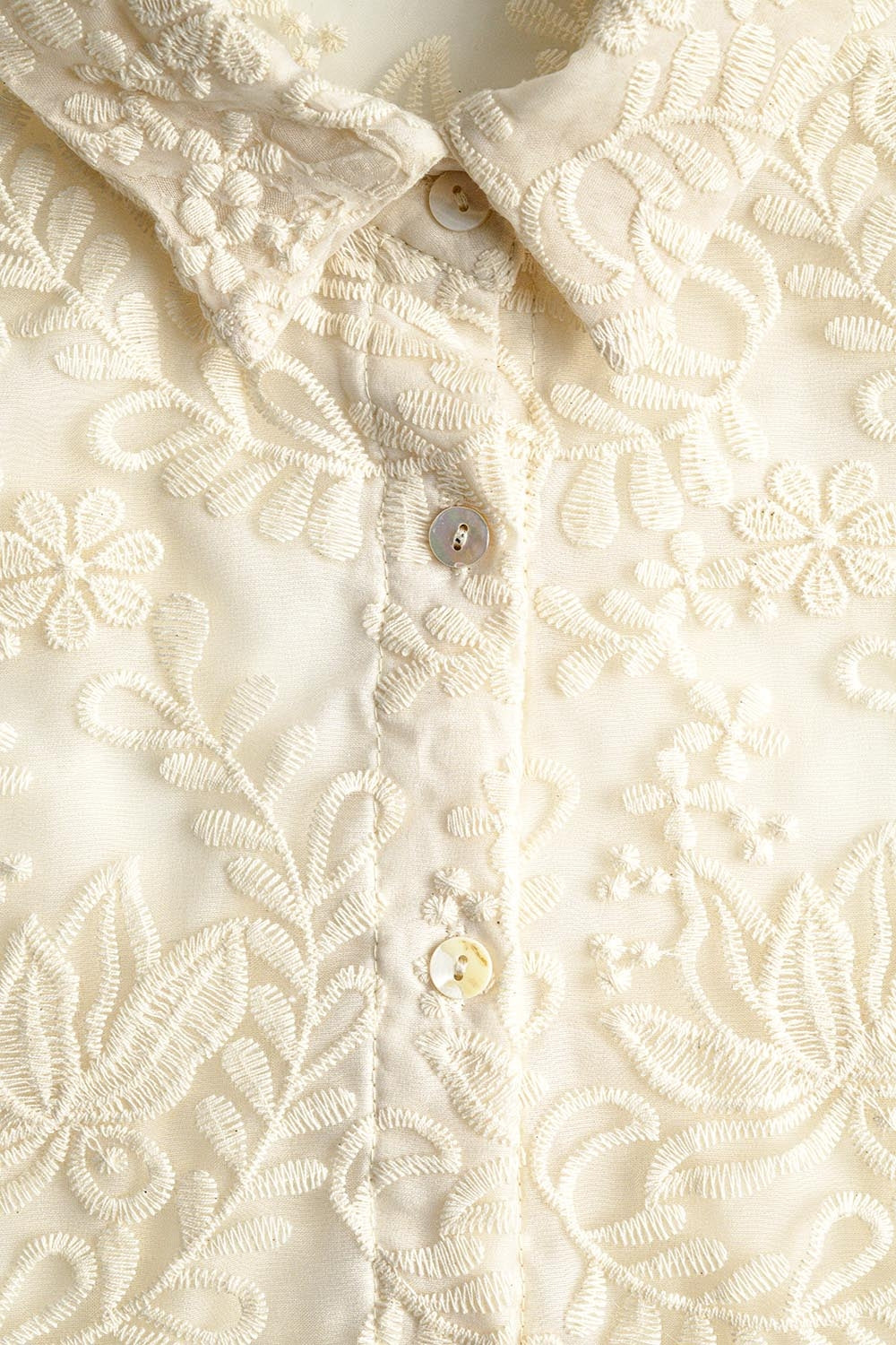 Chemise romantique en dentelle beige à manches ballon