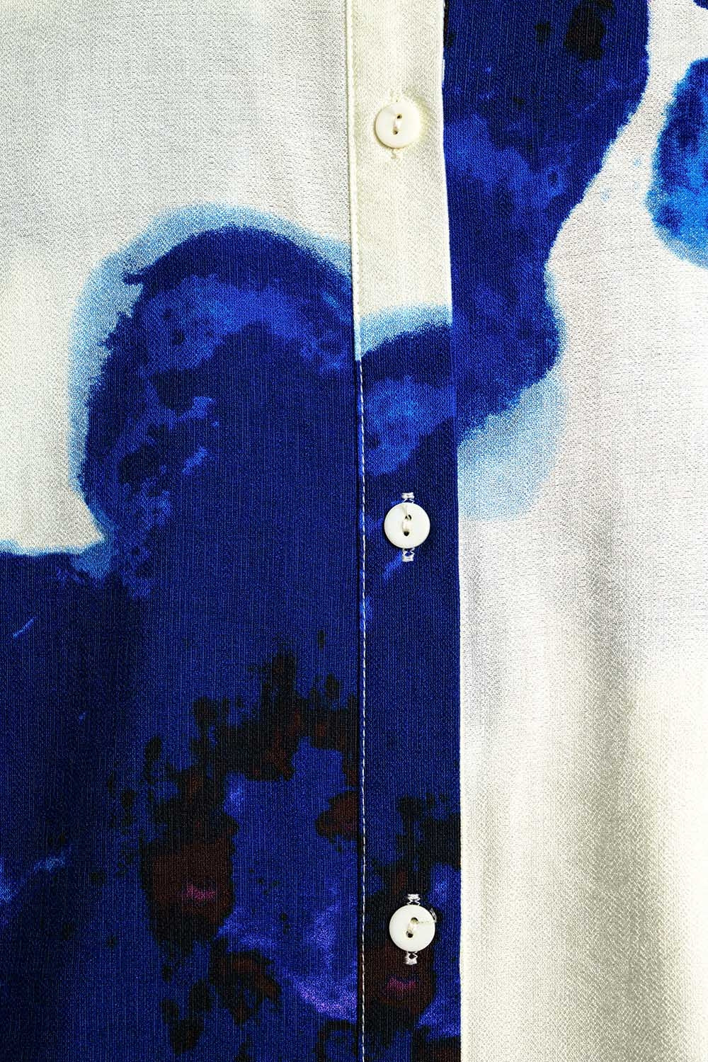 Chemise décontractée blanche avec imprimé de fleurs tropicales bleues