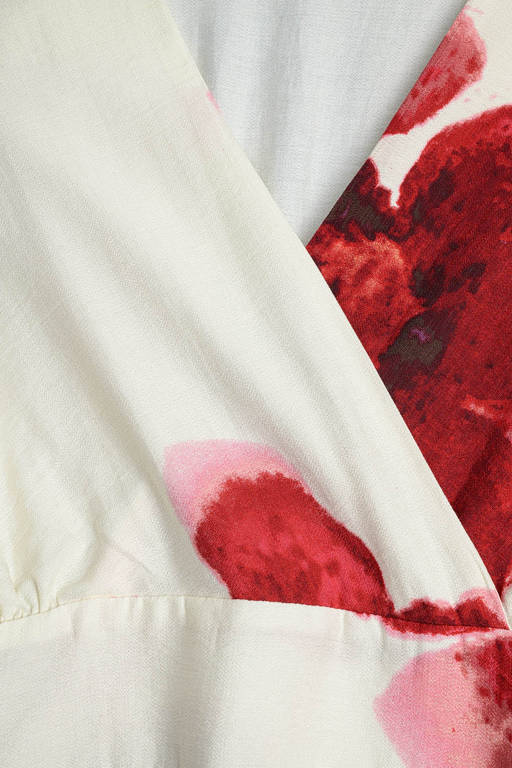 Robe midi portefeuille beige avec imprimé floral tropical rouge et manches longues