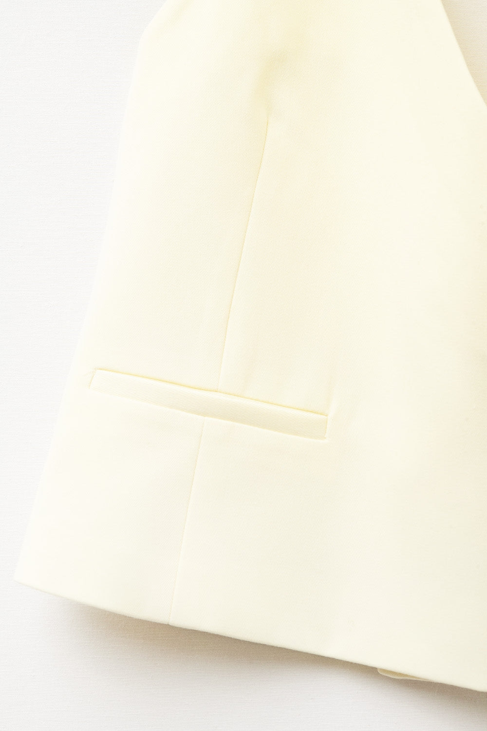 Veste cache-cœur jaune avec bouton doré détaillé