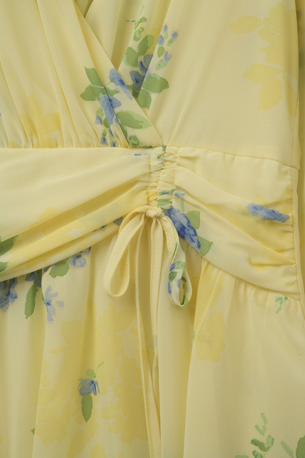 Mini-robe printanière jaune beurre à motifs froncés