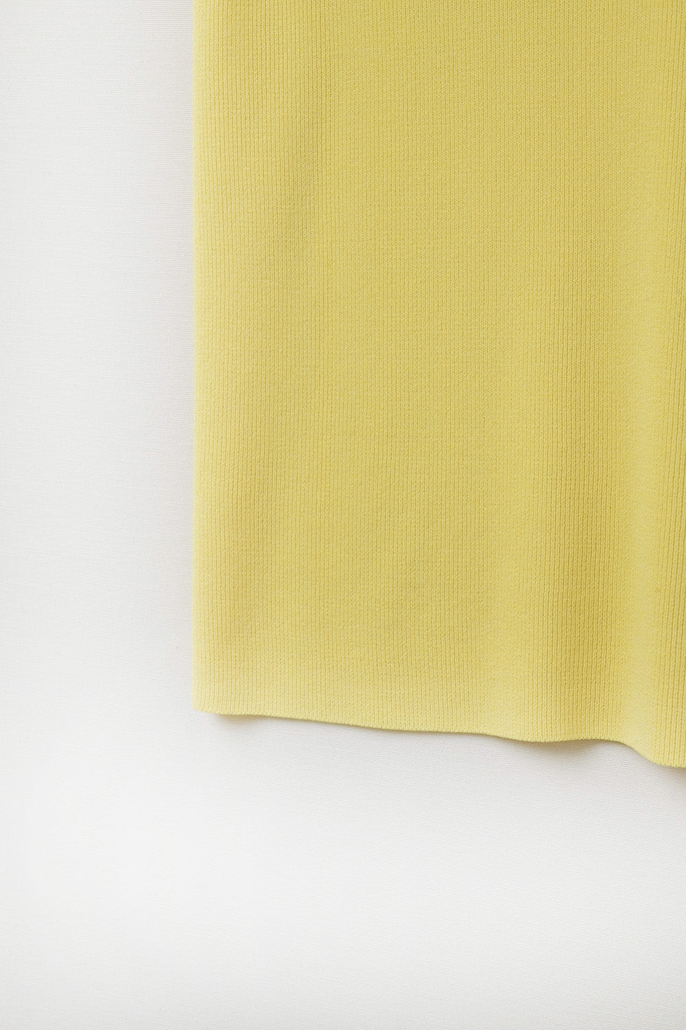 Haut jaune sans manches en maille fine avec col en V