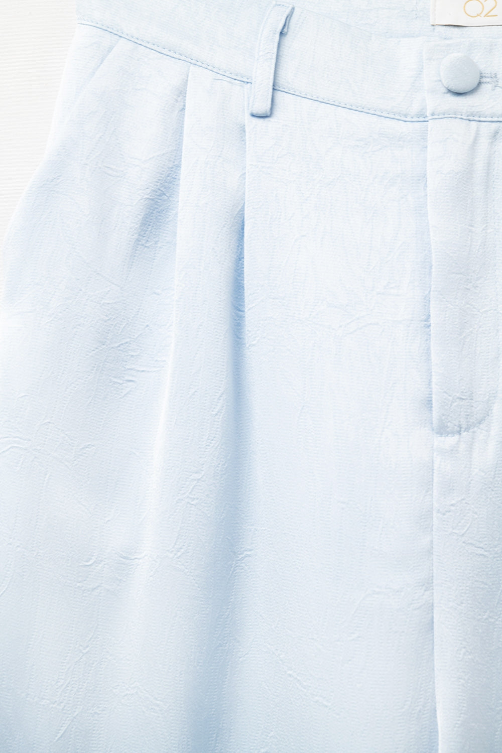 Pantalon en satin sur mesure à jambes larges en bleu bébé