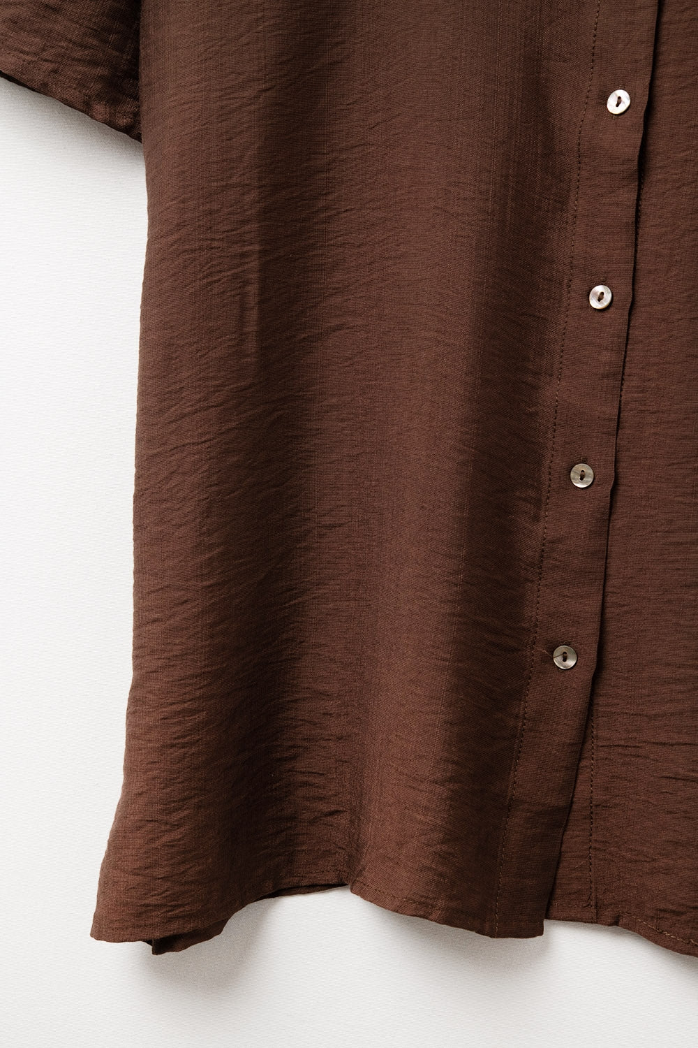 Chemise marron chocolat à manches courtes et plis sur la manche