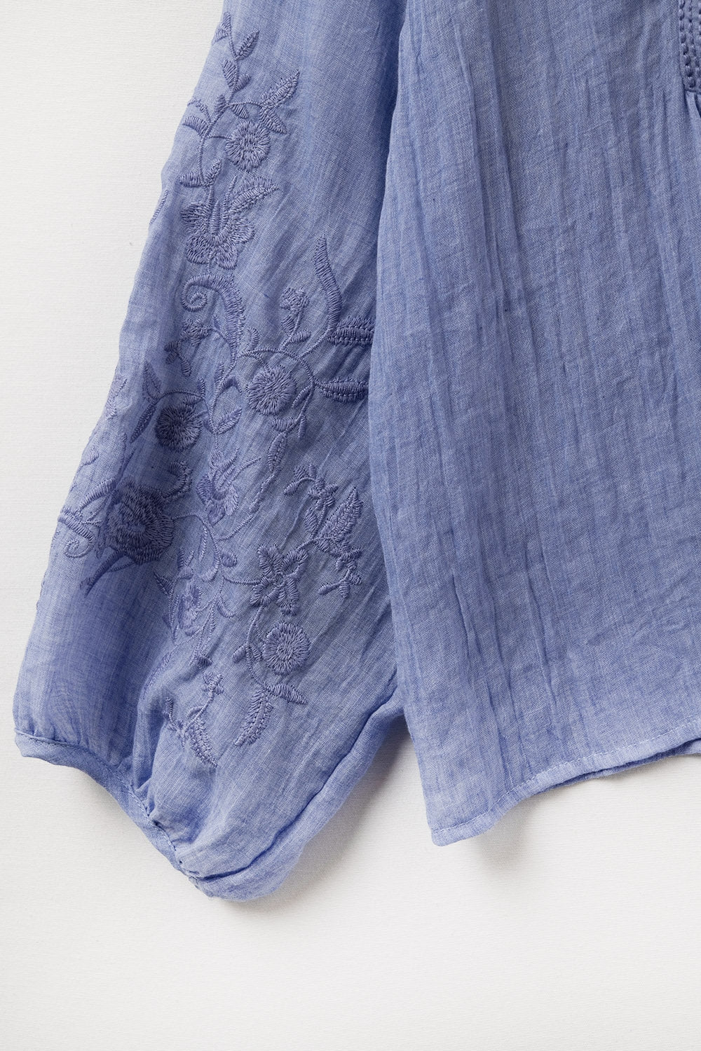 Chemisier en mousseline de soie bleue avec broderies sur les manches