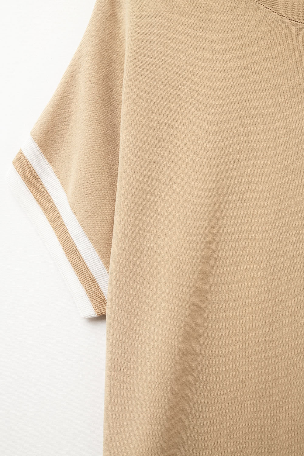 Pull en camel avec détail contrastant blanc