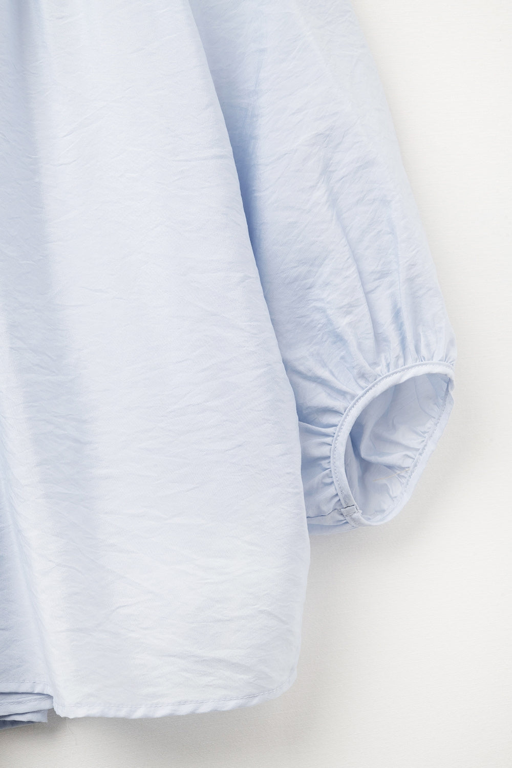 Top en chiffon bleu bébé avec manches bouffantes