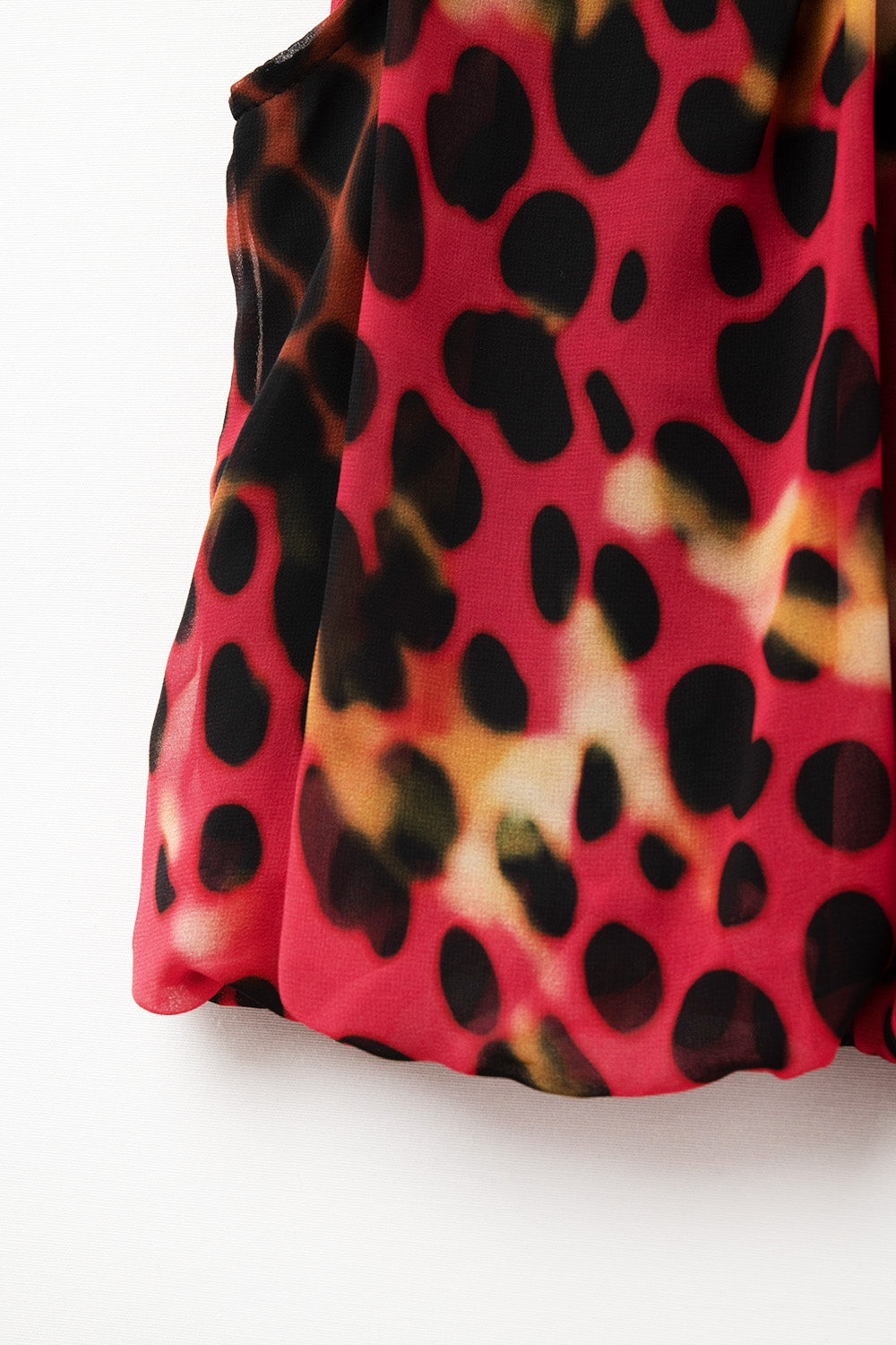 Top court plissé à imprimé animalier en rouge et noir