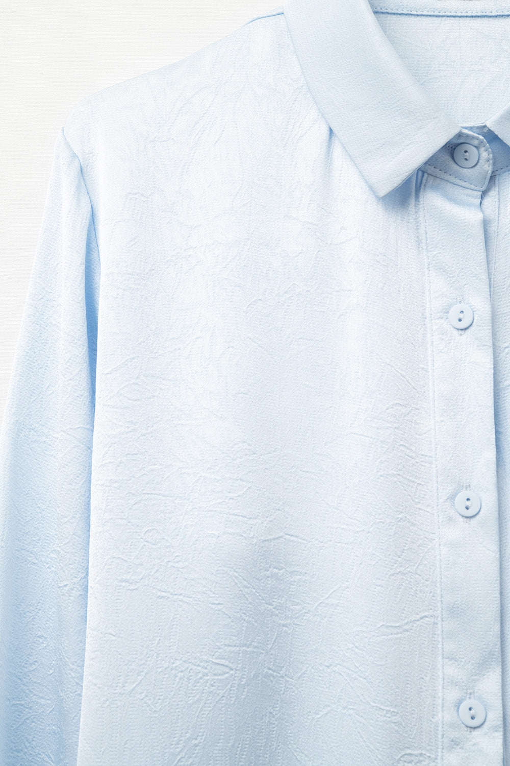 Chemise boutonnée bleue bébé en satin