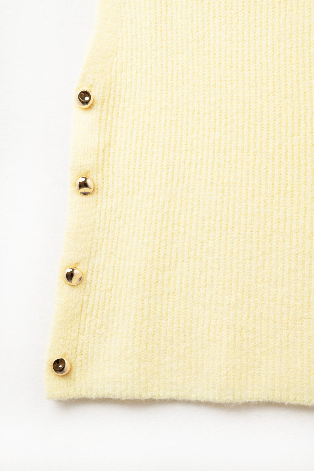Pull jaune sans manches avec boutons dorés sur le côté