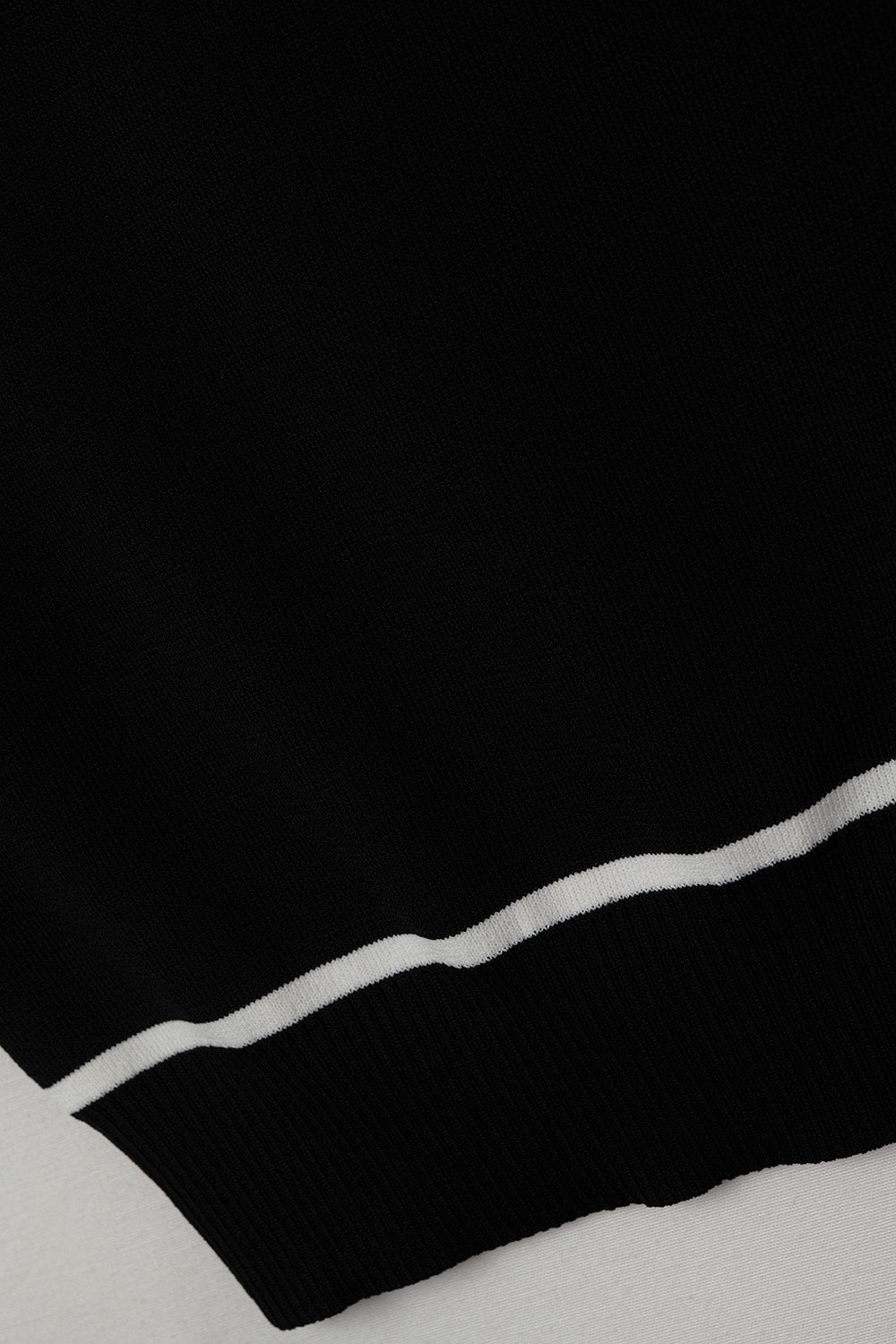 Débardeur sans manches en noir avec détails de lignes blanches