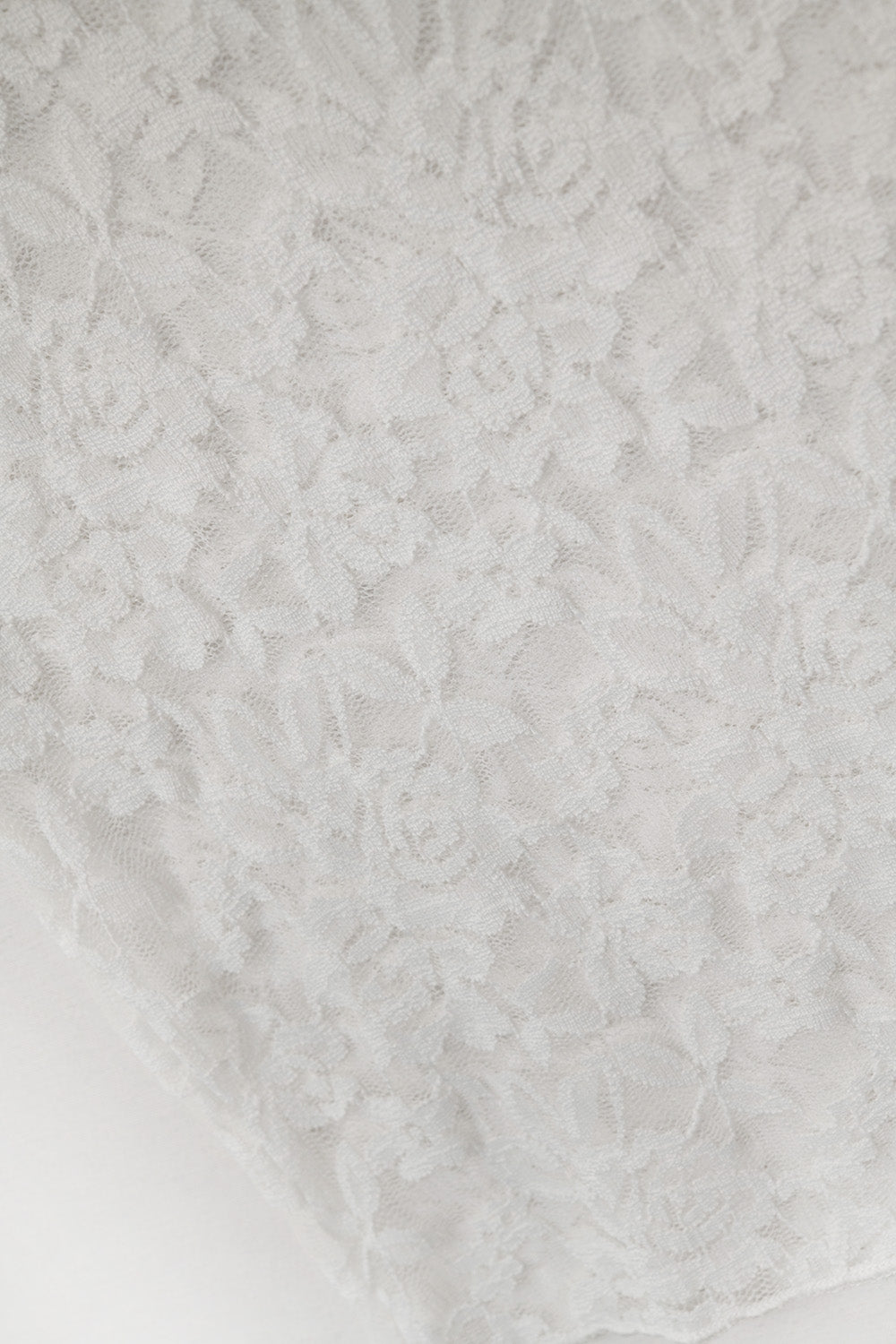 T-shirt romantique en dentelle sans manches en blanc
