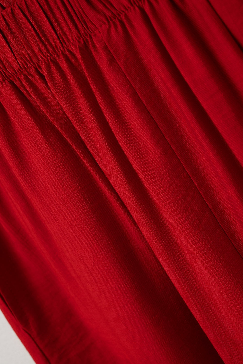 Pantalon d'été avec taille élastiquée et poches en rouge