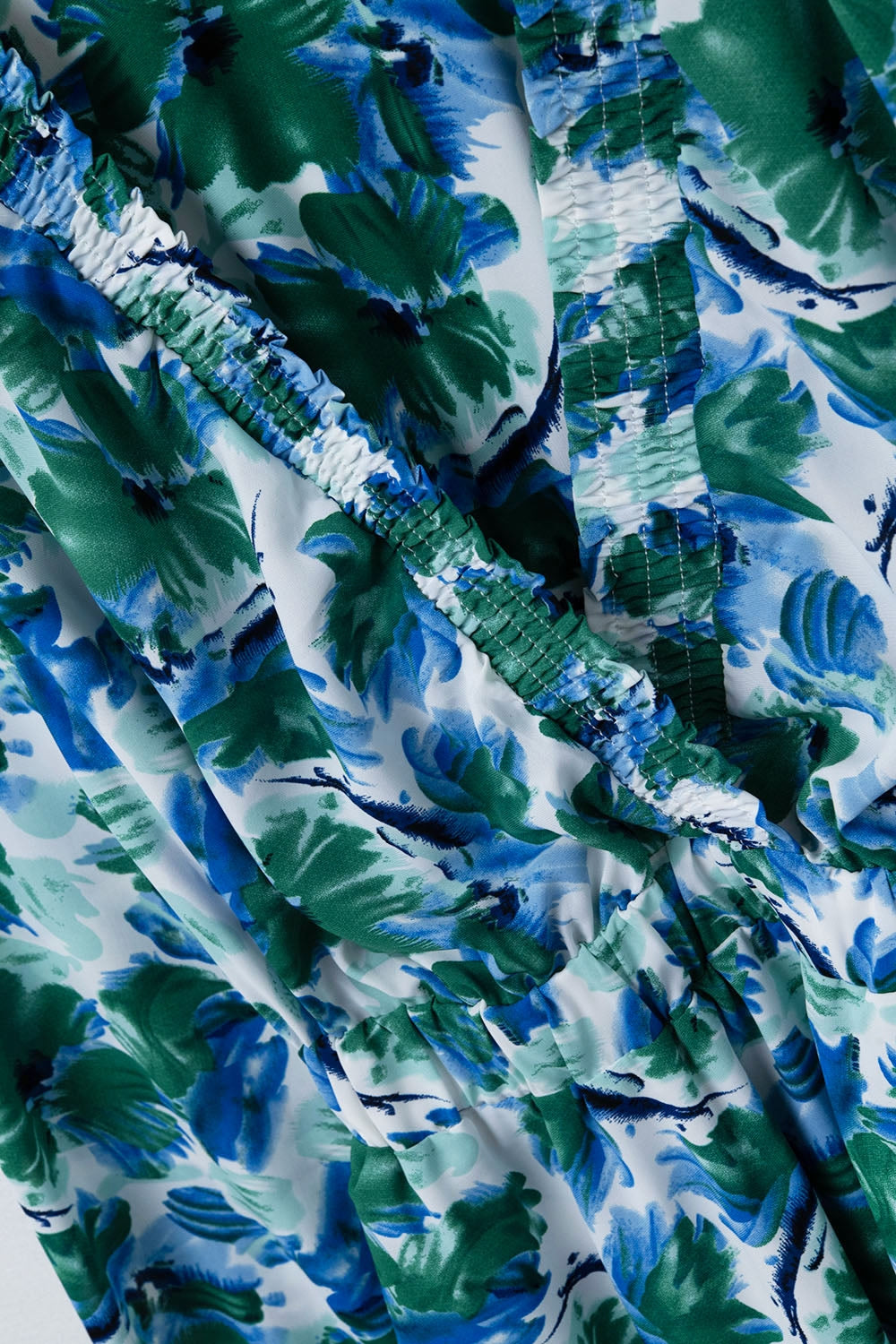 robe courte avec un large col en V et un imprimé floral