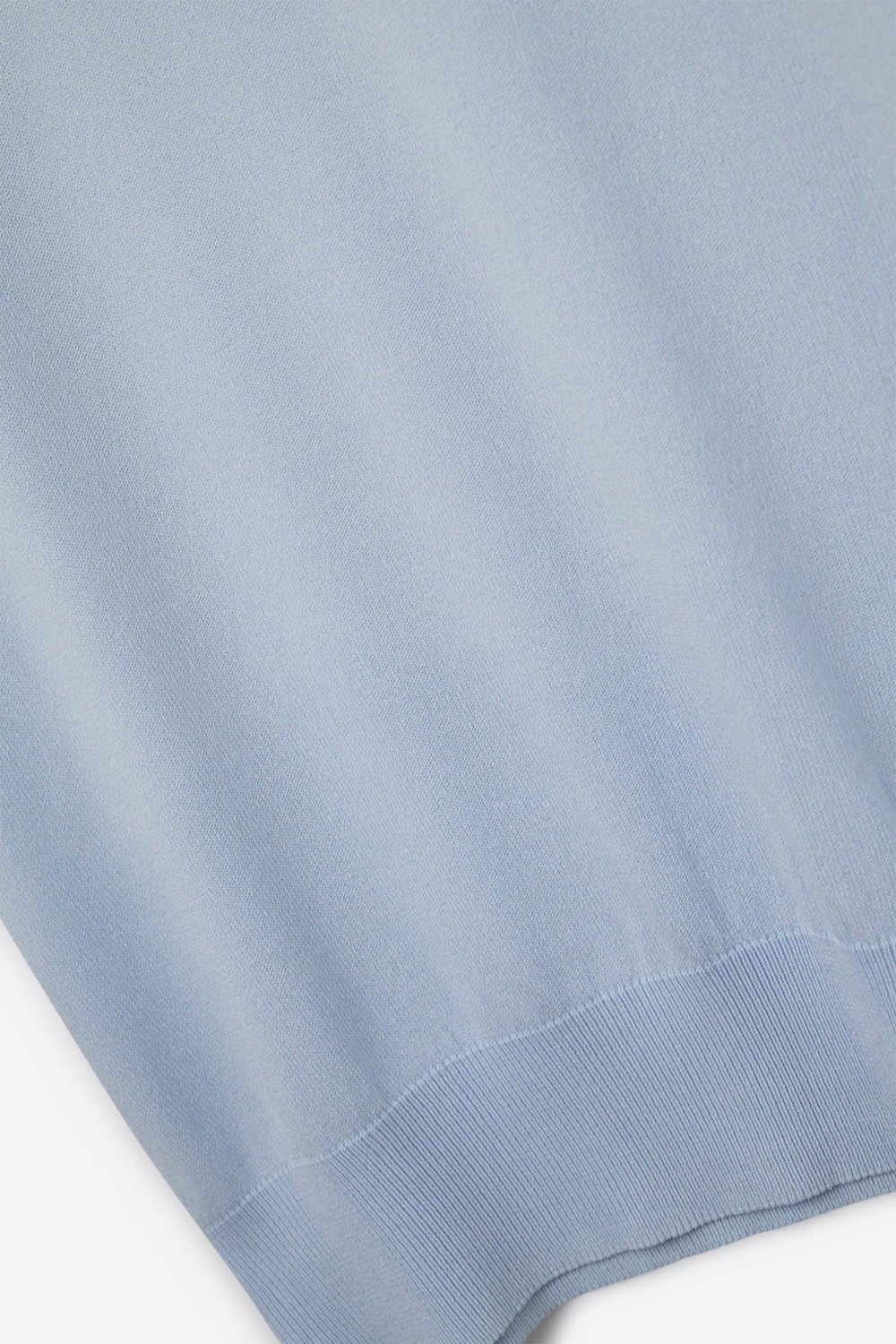 Pull bleu ciel à col roulé et manches courtes ajustées