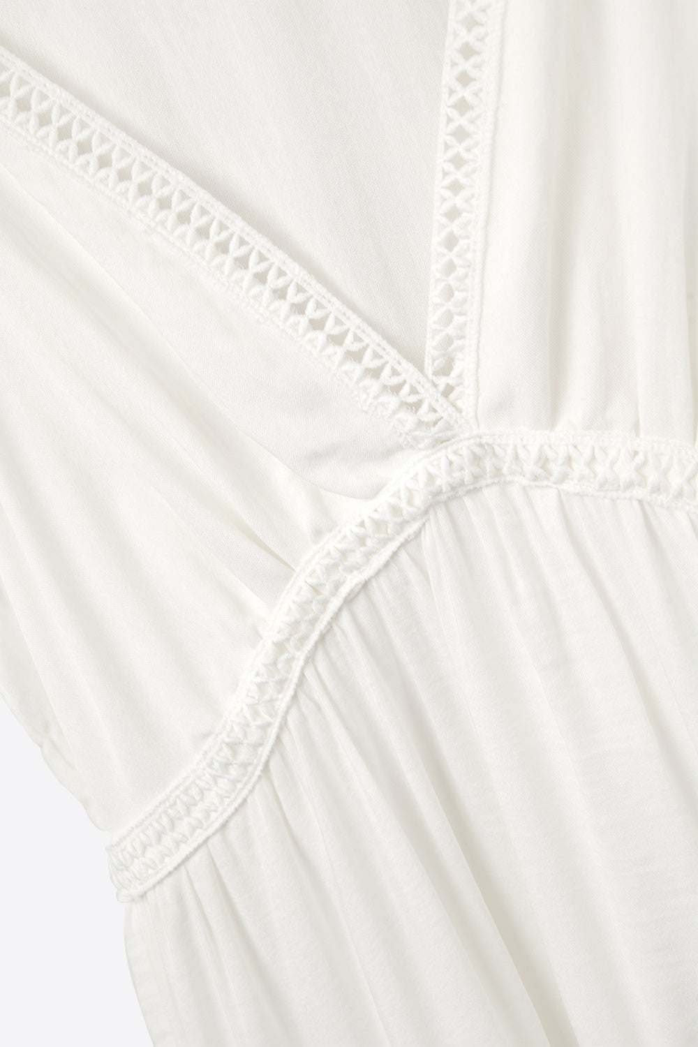 Robe longue blanche avec détails en dentelle et style boho