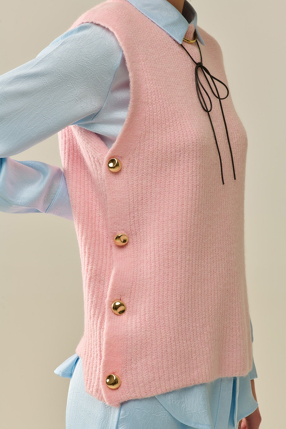 Pull sans manches rose avec boutons dorés