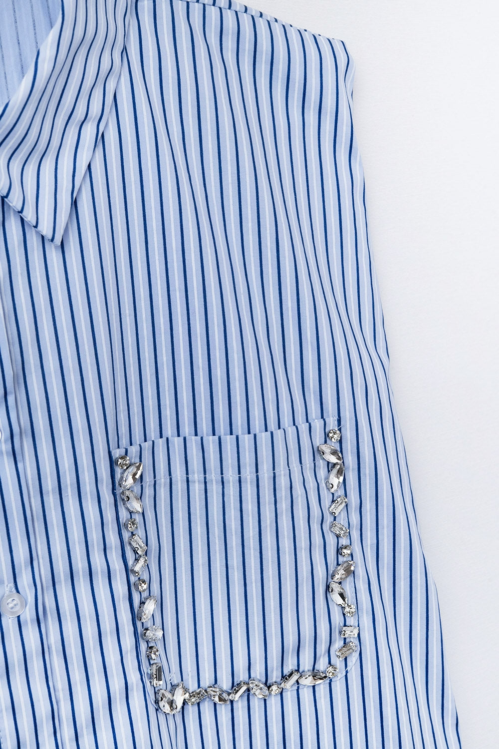 Robe chemise sans manches avec ceinture et poche brodée