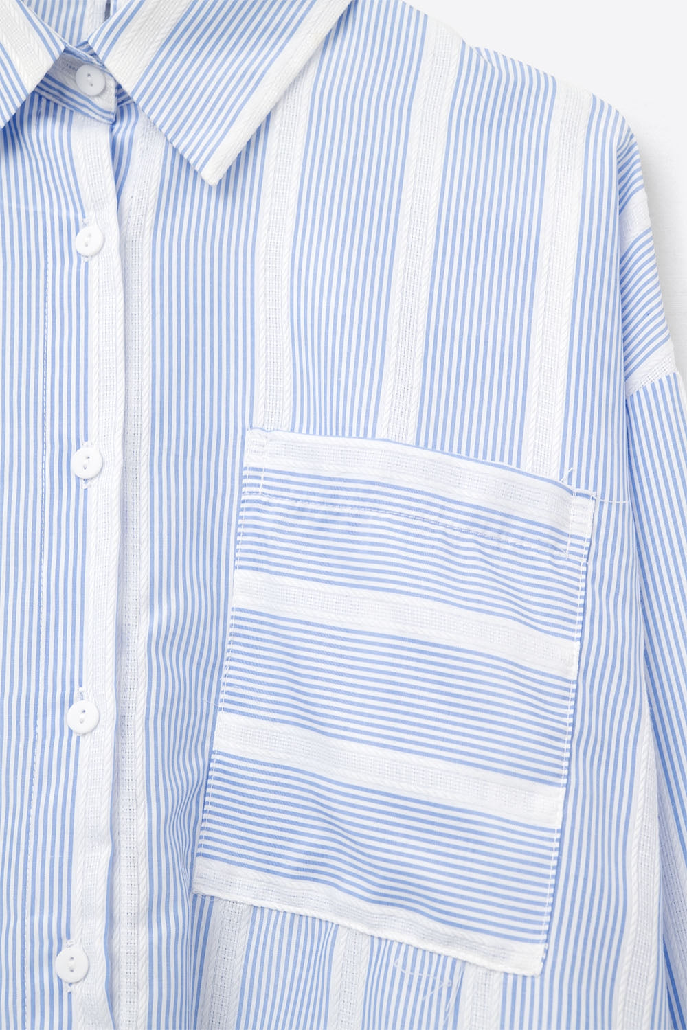 Chemise à rayures bleues et blanches coupe décontractée nouée dans le dos