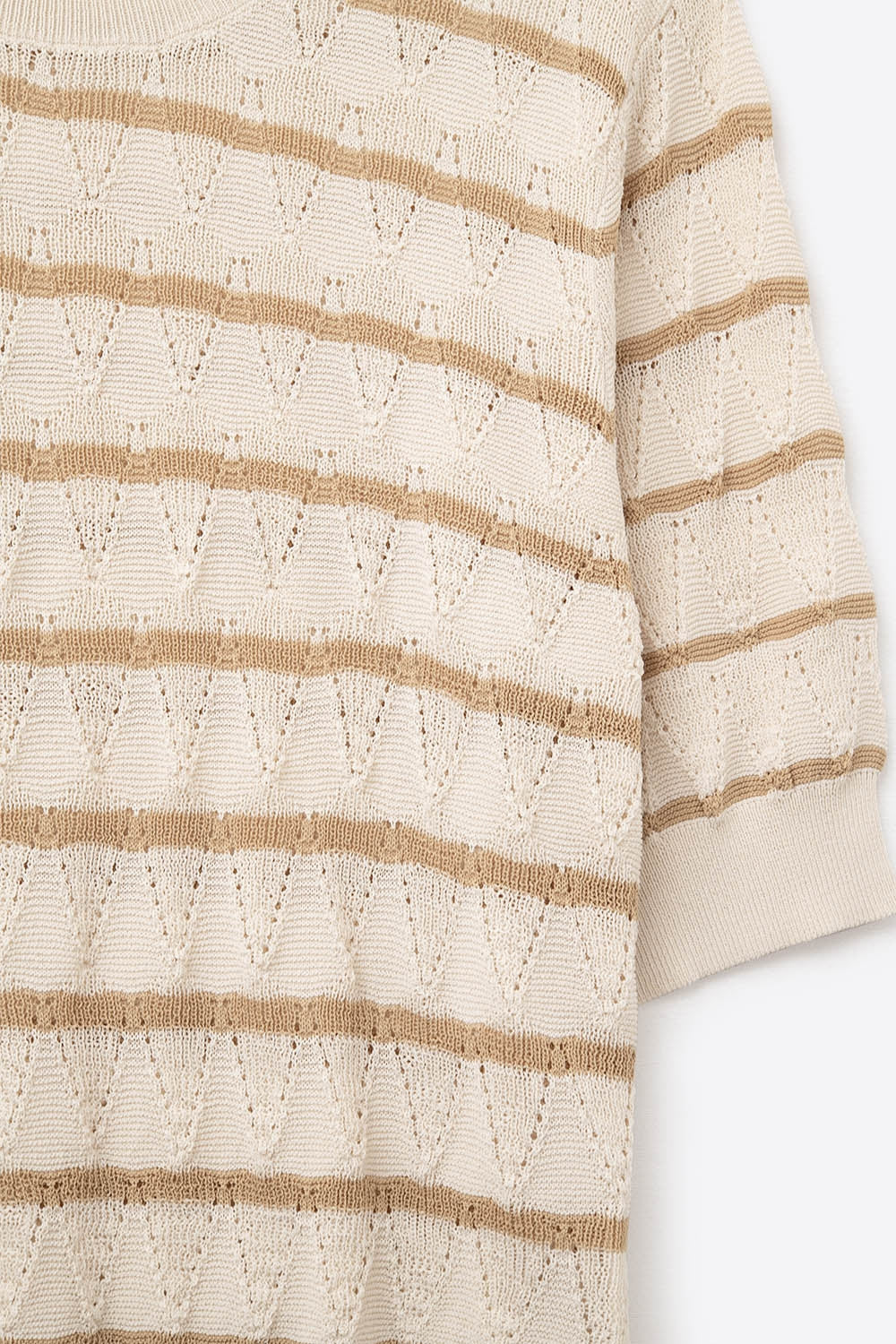 Top en tricot ajouré beige avec manches courtes et rayures dorées