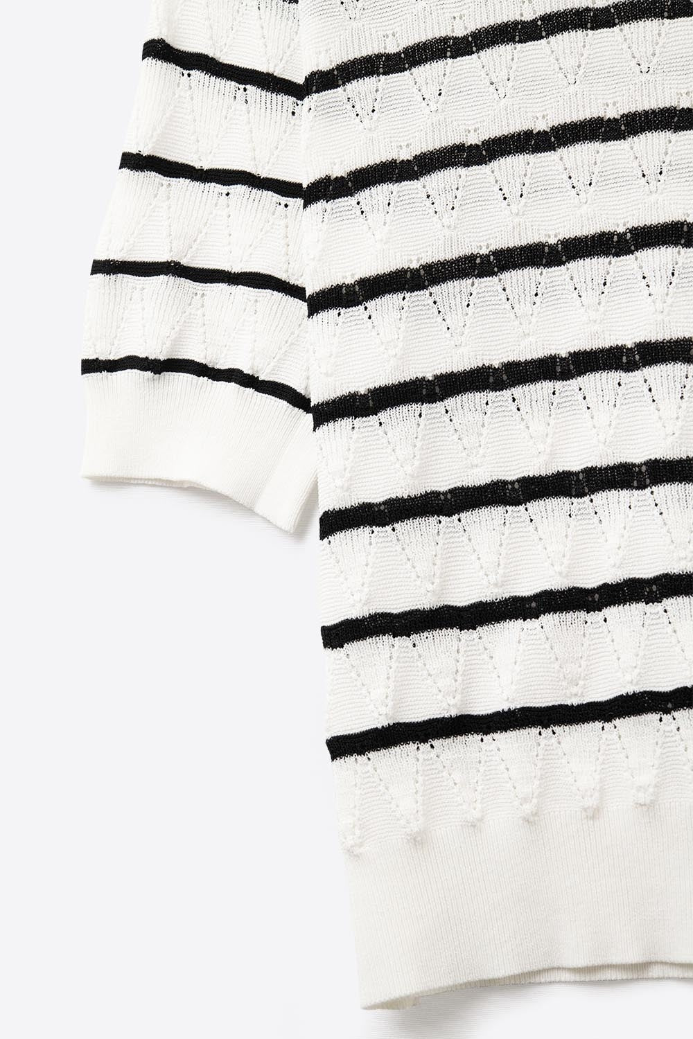 Top blanc en tricot ajouré avec manches courtes et rayures noires