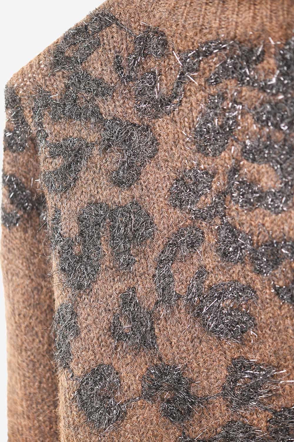 Pull en tricot marron avec motif abstrait