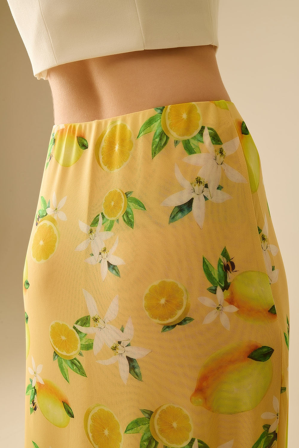 Jaune Jupe midi ajustée avec imprimé citron en tissu mesh