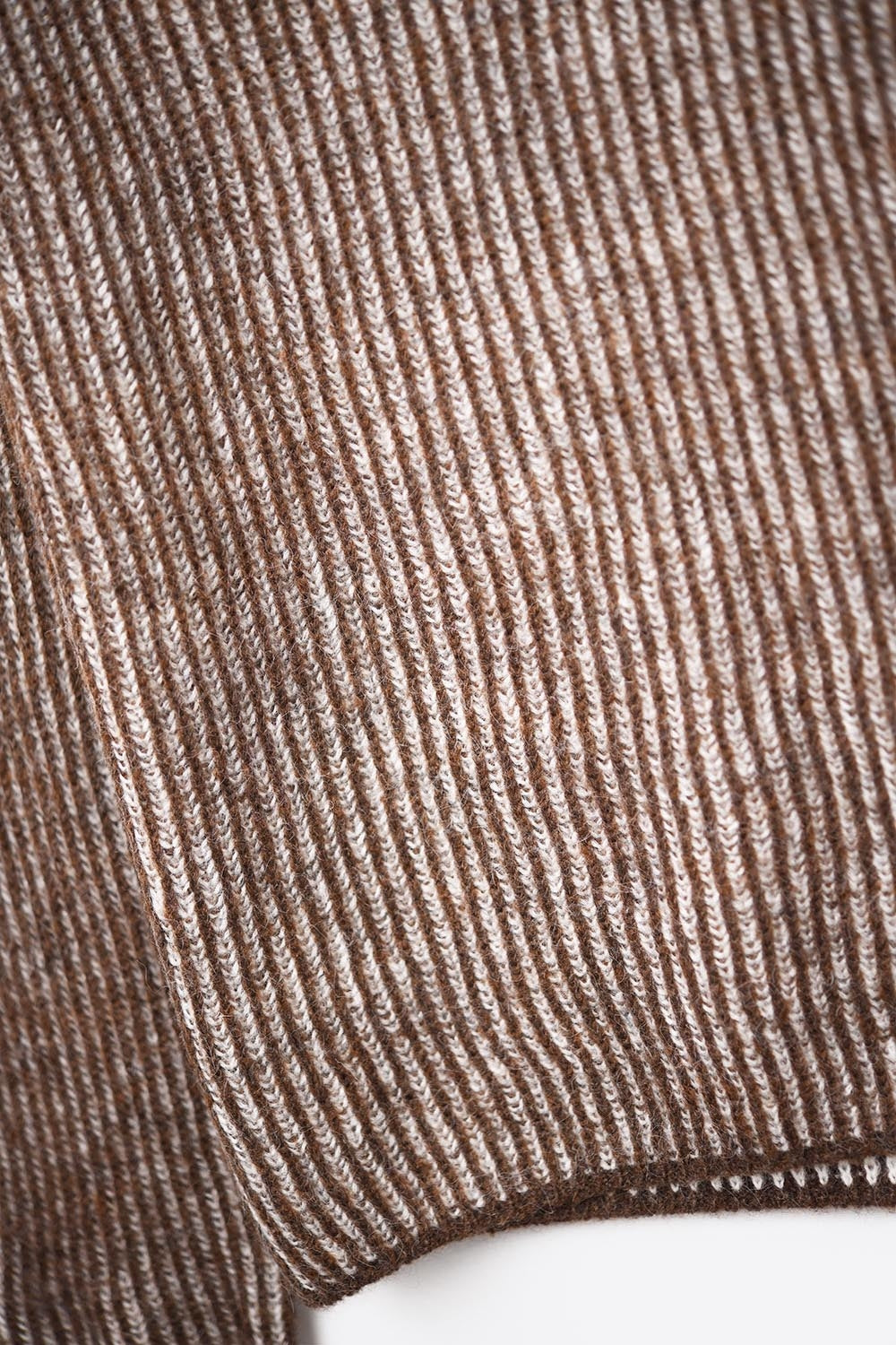 Pull en maille côtelée marron à col roulé