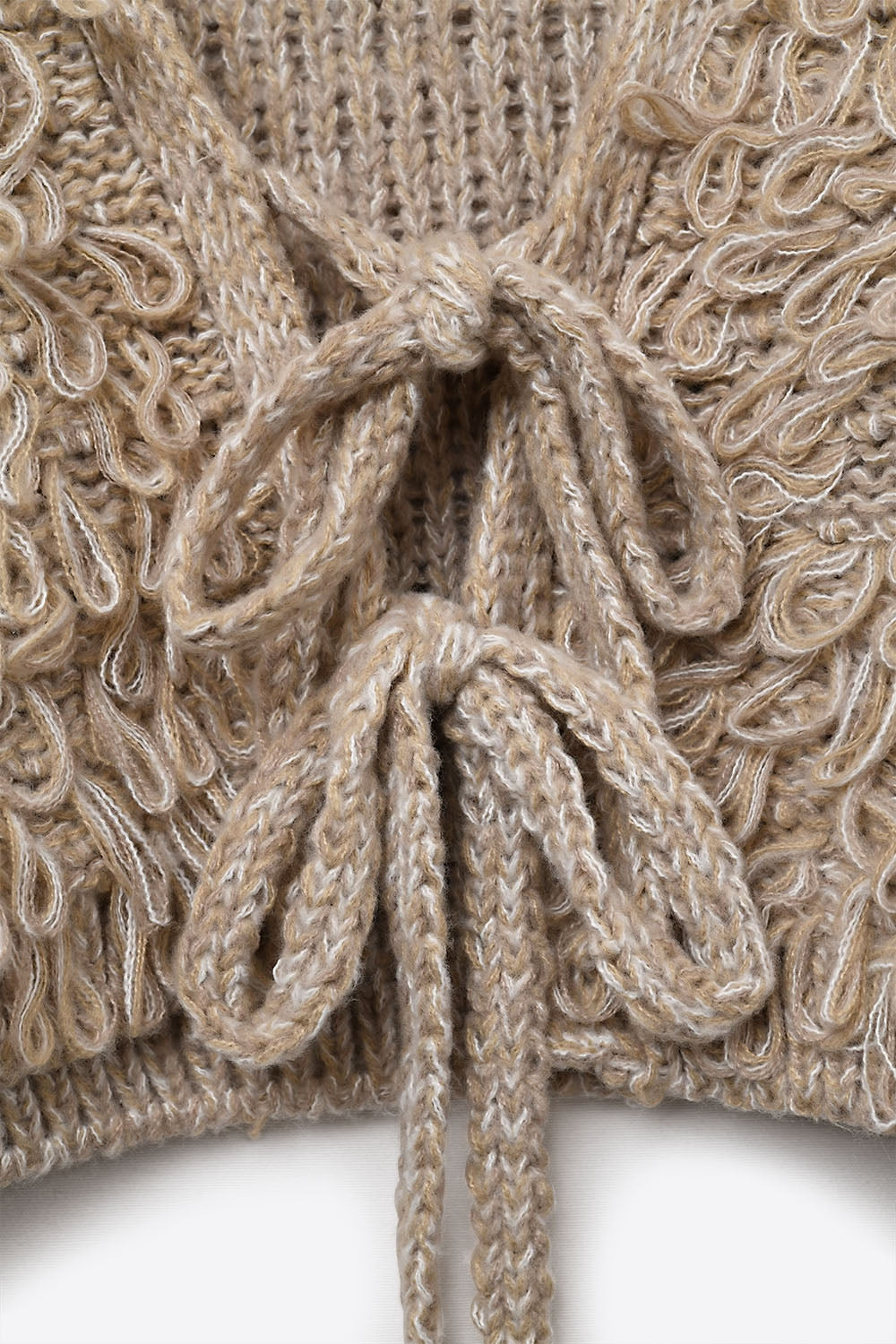 Cardigan croisé en maille épaisse beige avec col en V et fermeture à nouer sur le devant