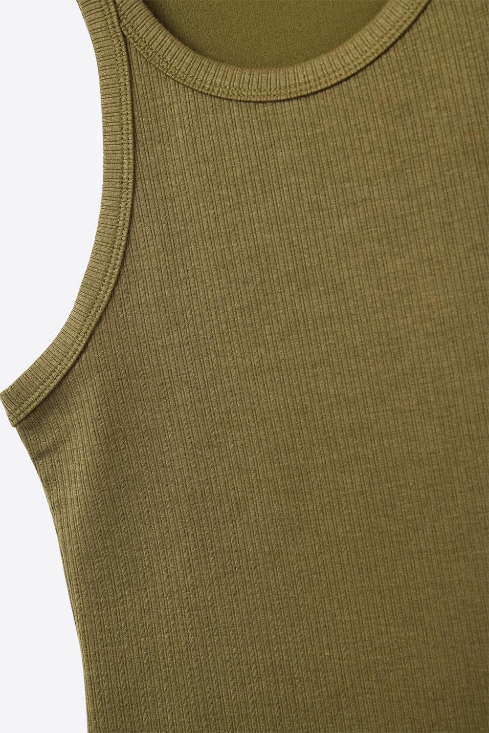 Kaki T-shirt moulant de type nageur avec encolure ronde et bretelles