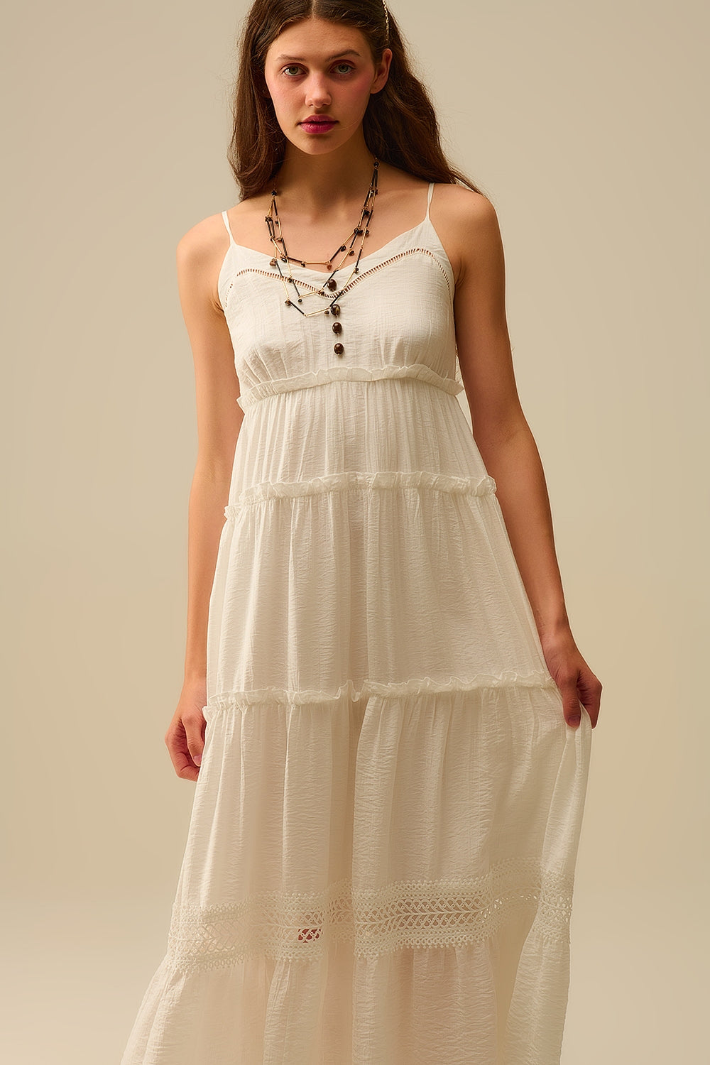 Robe longue à pinces avec empiècements en dentelle en blanc
