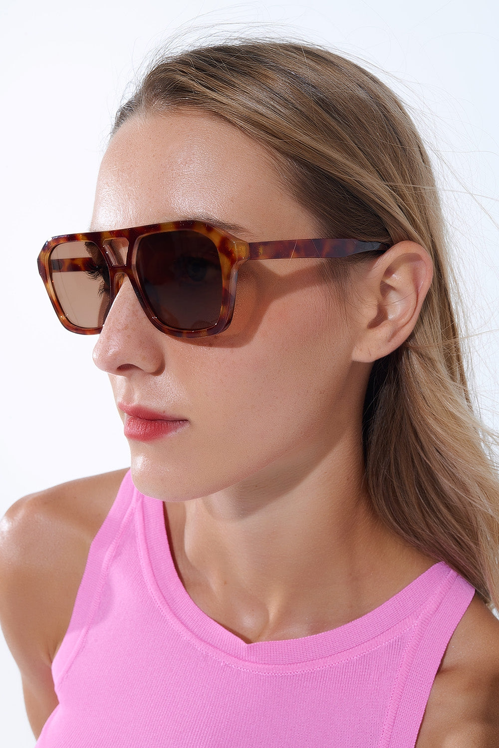 Lunettes de soleil rétro avec monture en écaille de tortue camel et verres noirs