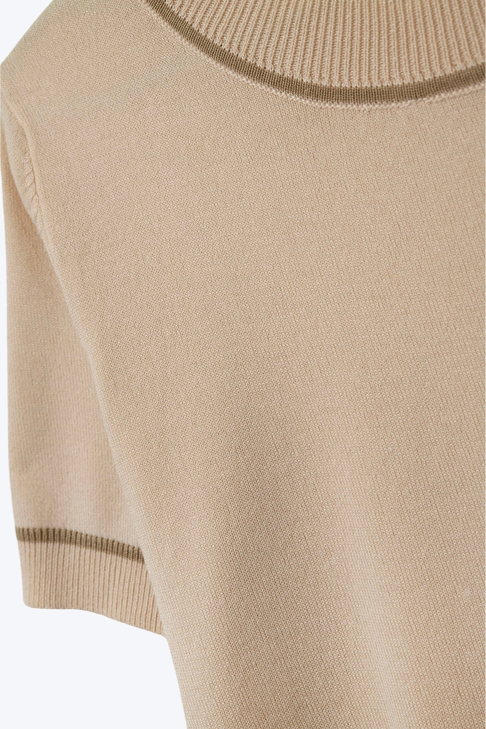 Top à manches courtes en tricot beige avec bordures contrastées camel