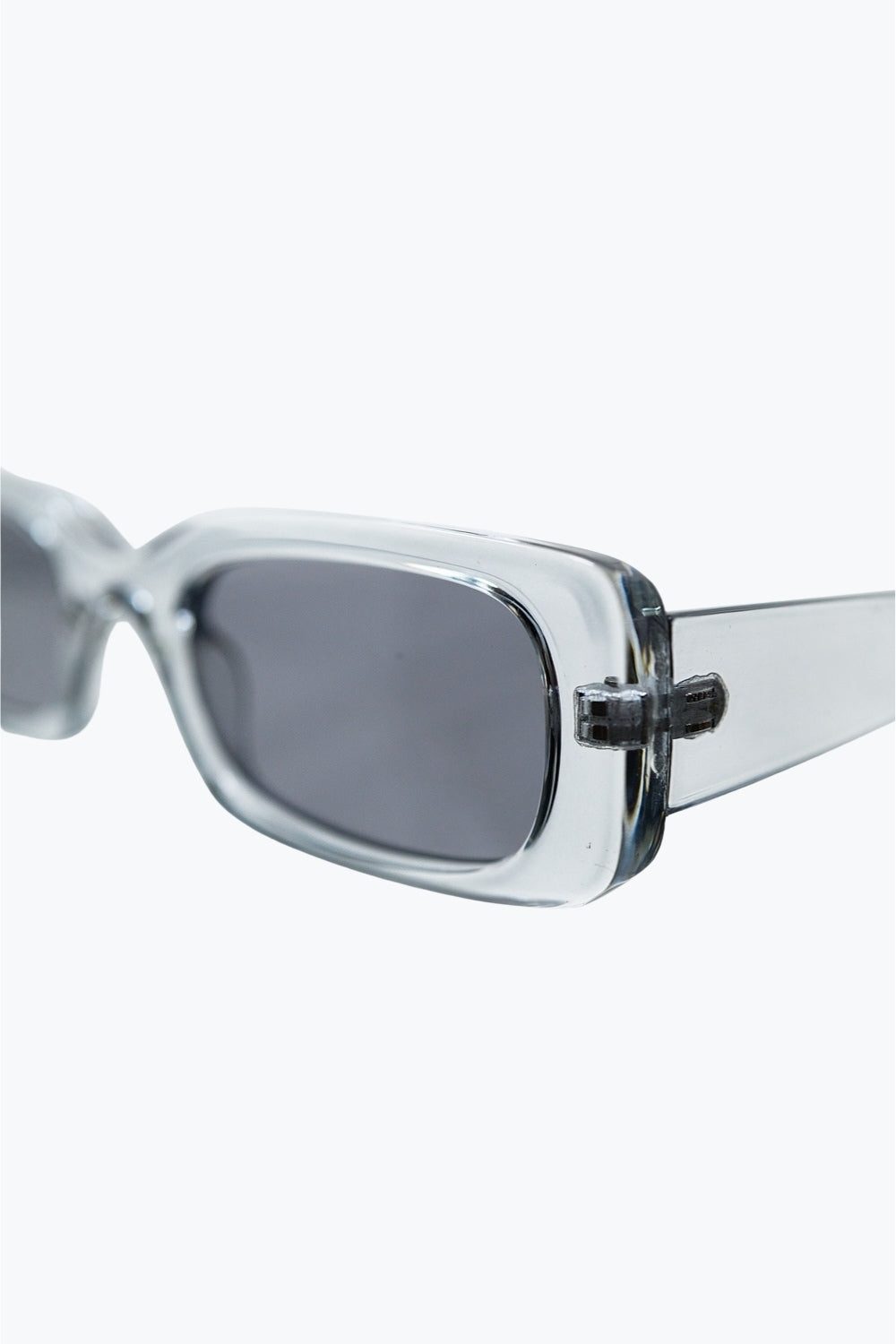 Lunettes de soleil rectangulaires grises transparentes avec verres fumés foncés