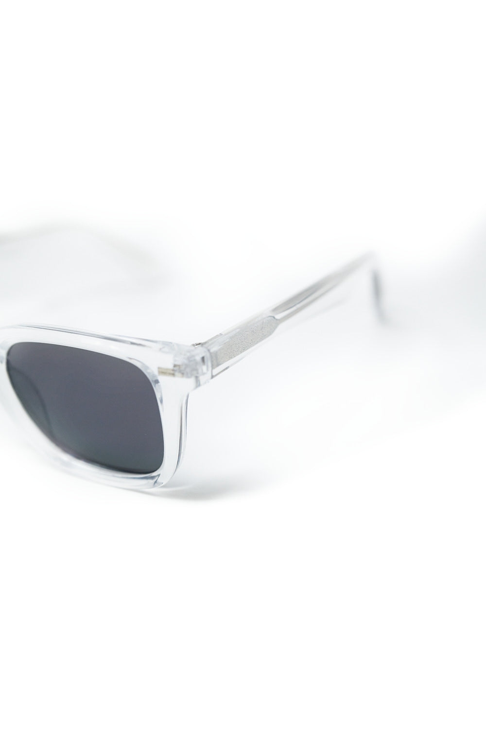 Lunettes de soleil carrées transparentes avec verres noirs dégradés et détails latéraux en métal