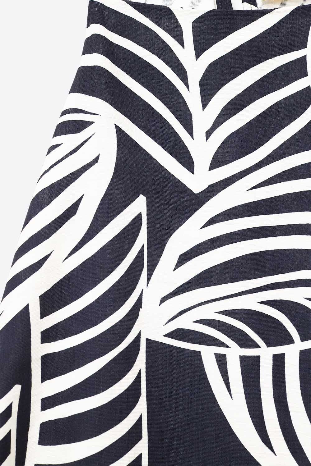 Top dos nu sans manches marine et blanc avec impression de feuilles blanches