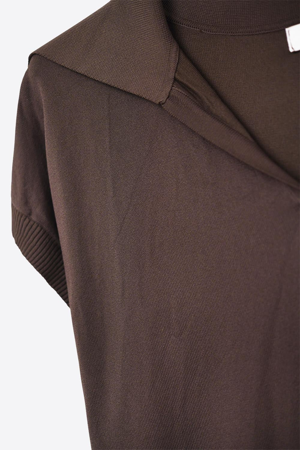 Top à manches courtes de type polo en tricot fin marron