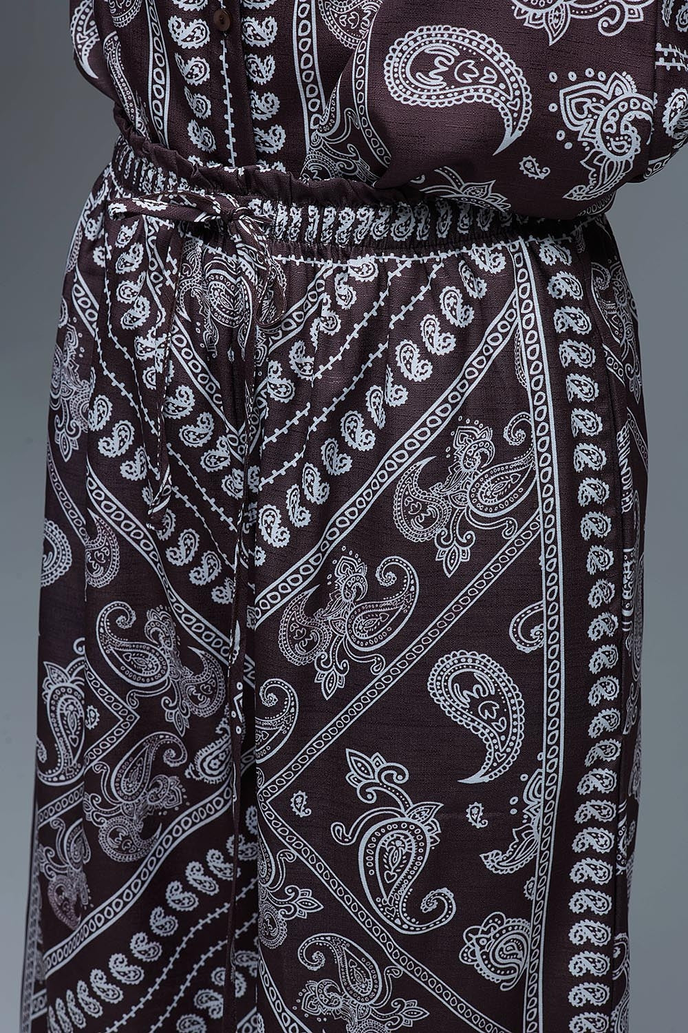Pantalon décontracté à imprimé cachemire avec cordon de serrage ajustable en marron